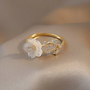 Unique Gold Rings – White Shell Flower Opening Rings for Elegant Style