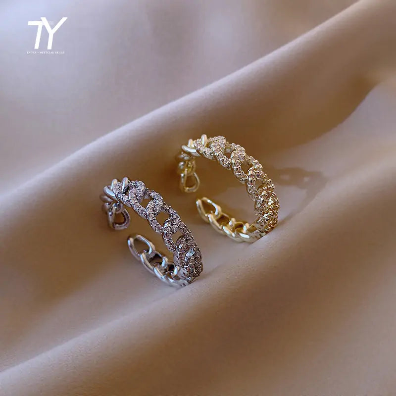 Minimalist Rings – Twist Design Rings for Modern Elegance